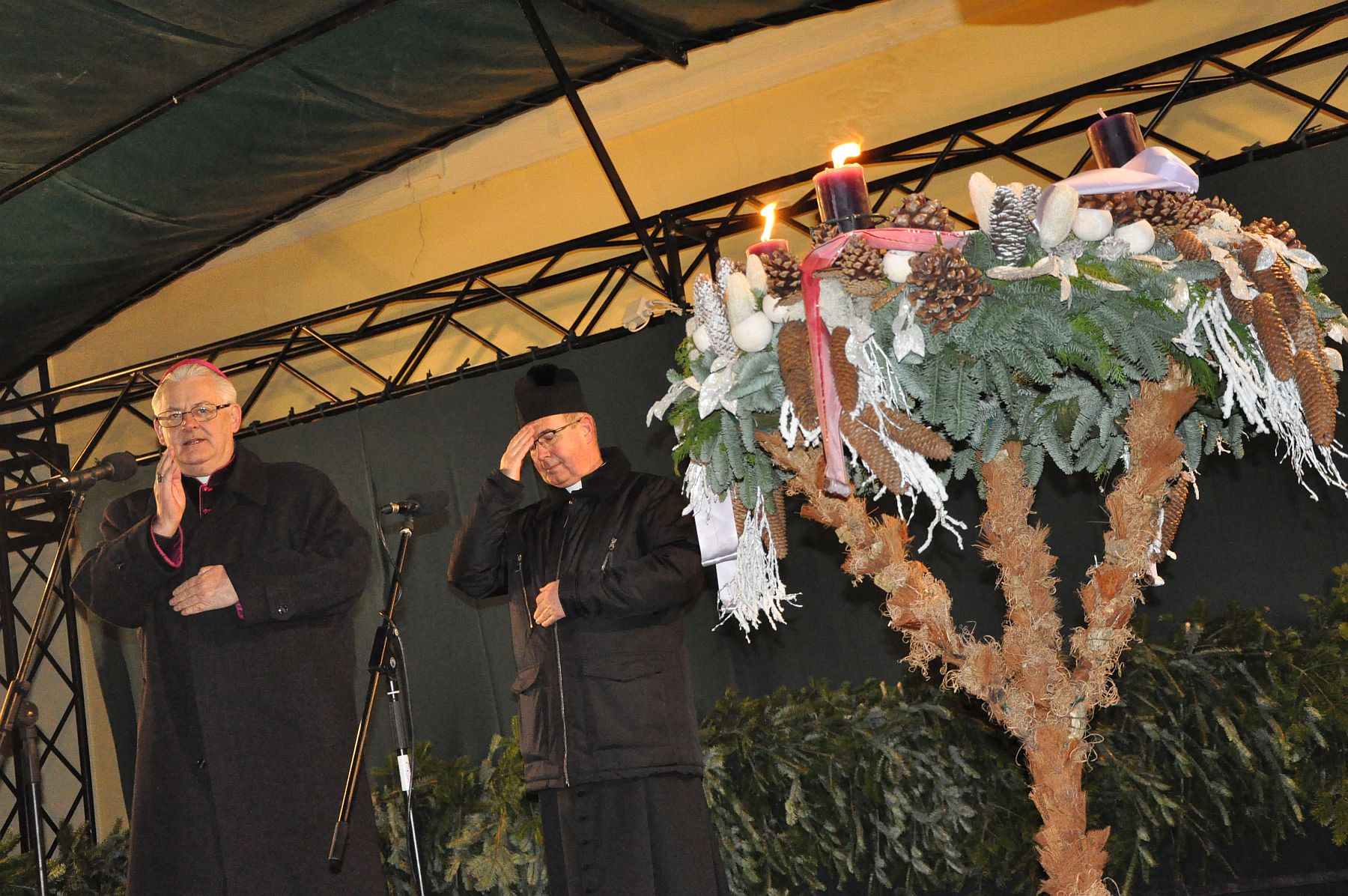 A második gyertya meggyújtása az Adventi Udvarban